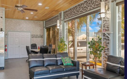 30 Room Hotel with Manager’s Apartment and 14 Rentable Parking Spaces in Florida